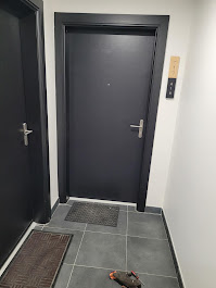 Porte blindée noire installée
