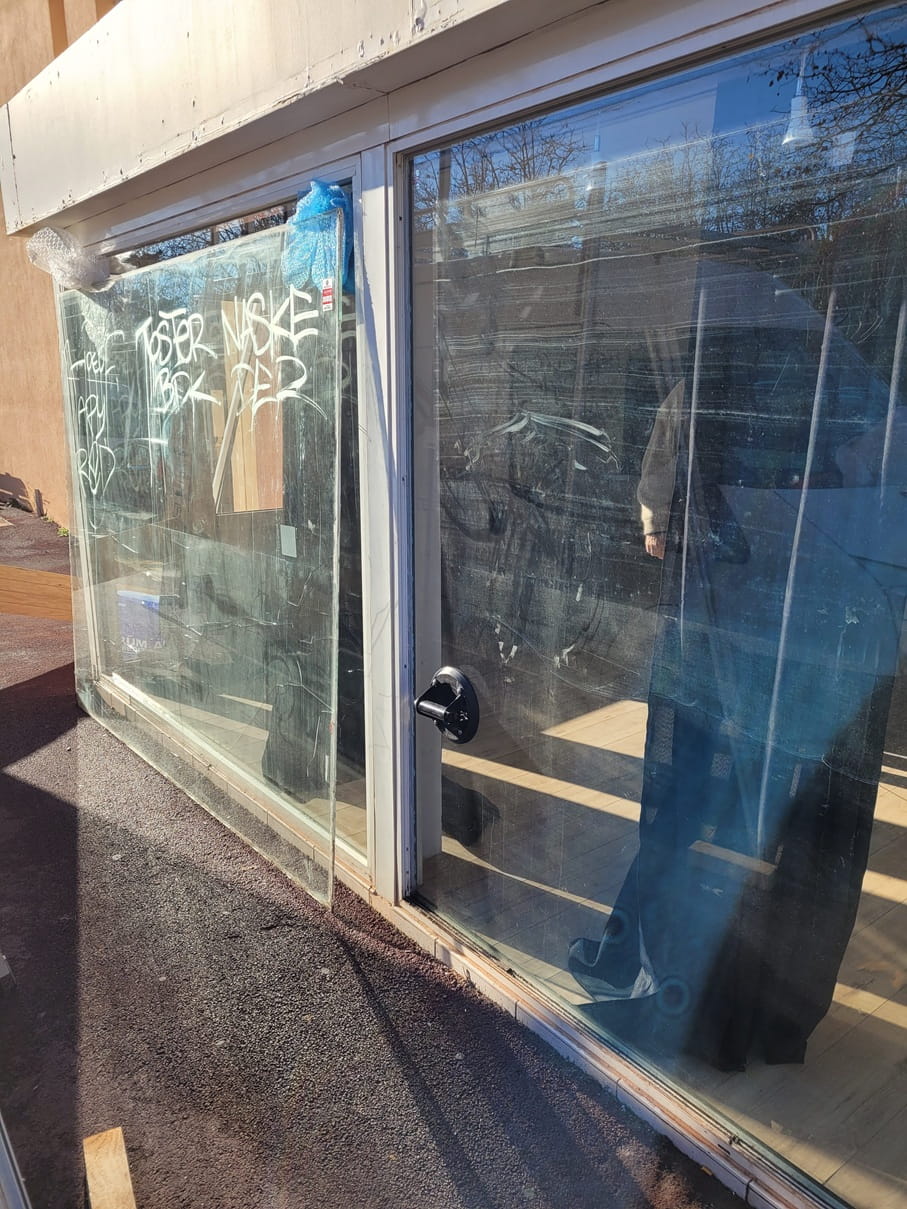 Remplacement vitrine magasin cassée Lattes